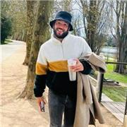 Sonriente, dinámico, espero poder introducirte en el francés o ayudarte a mejorar tus habilidades de forma remota o presencial